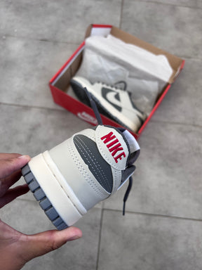 Tênis Nike Dunk Low Cinza com Branco e Detalhes em Azul Grafite