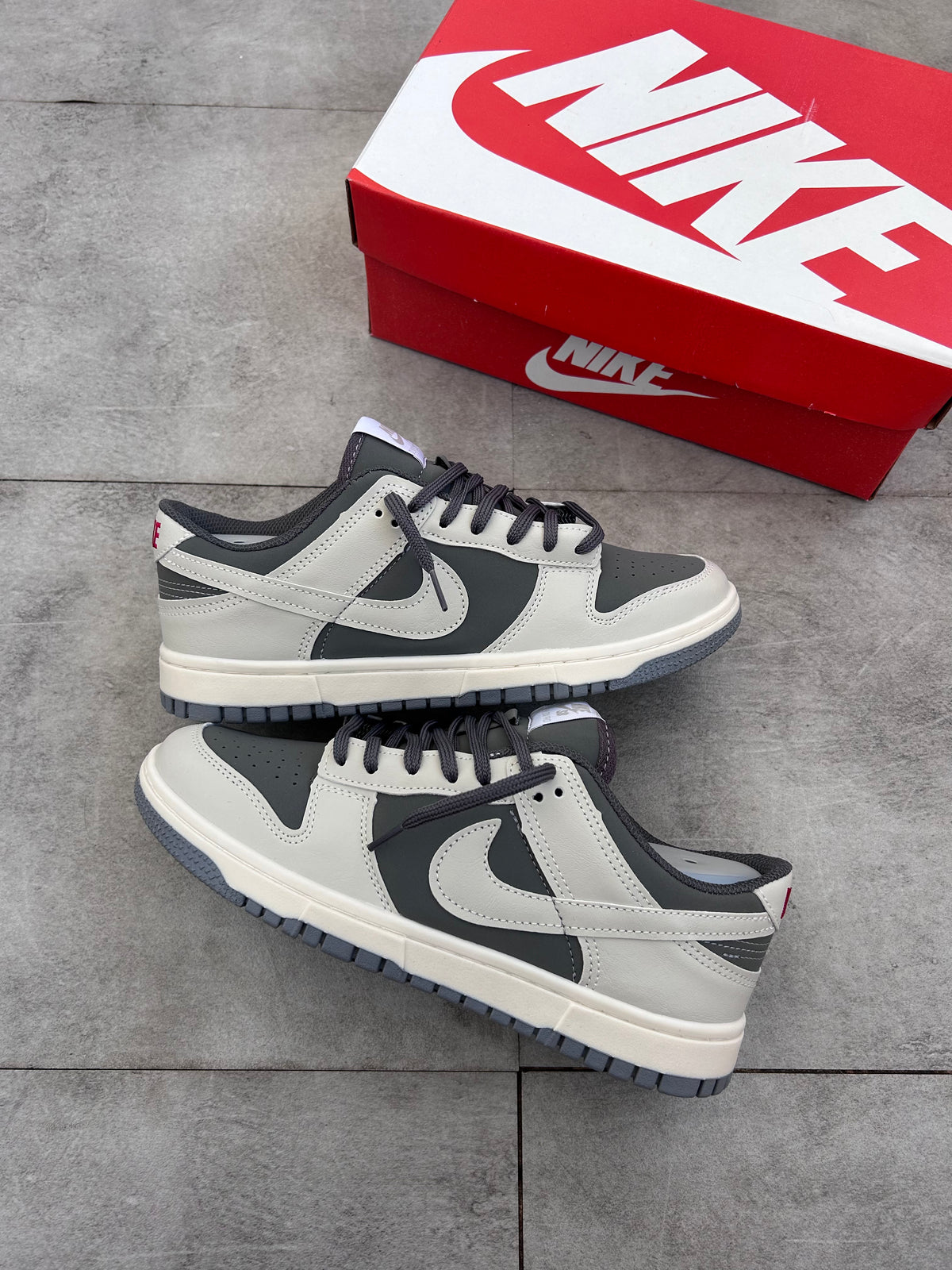 Tênis Nike Dunk Low Cinza com Branco e Detalhes em Azul Grafite