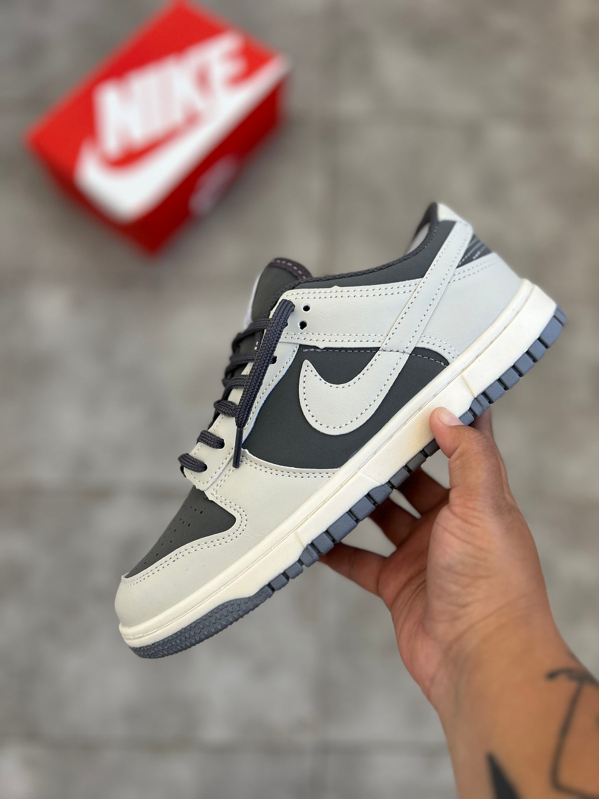 Tênis Nike Dunk Low Cinza com Branco e Detalhes em Azul Grafite