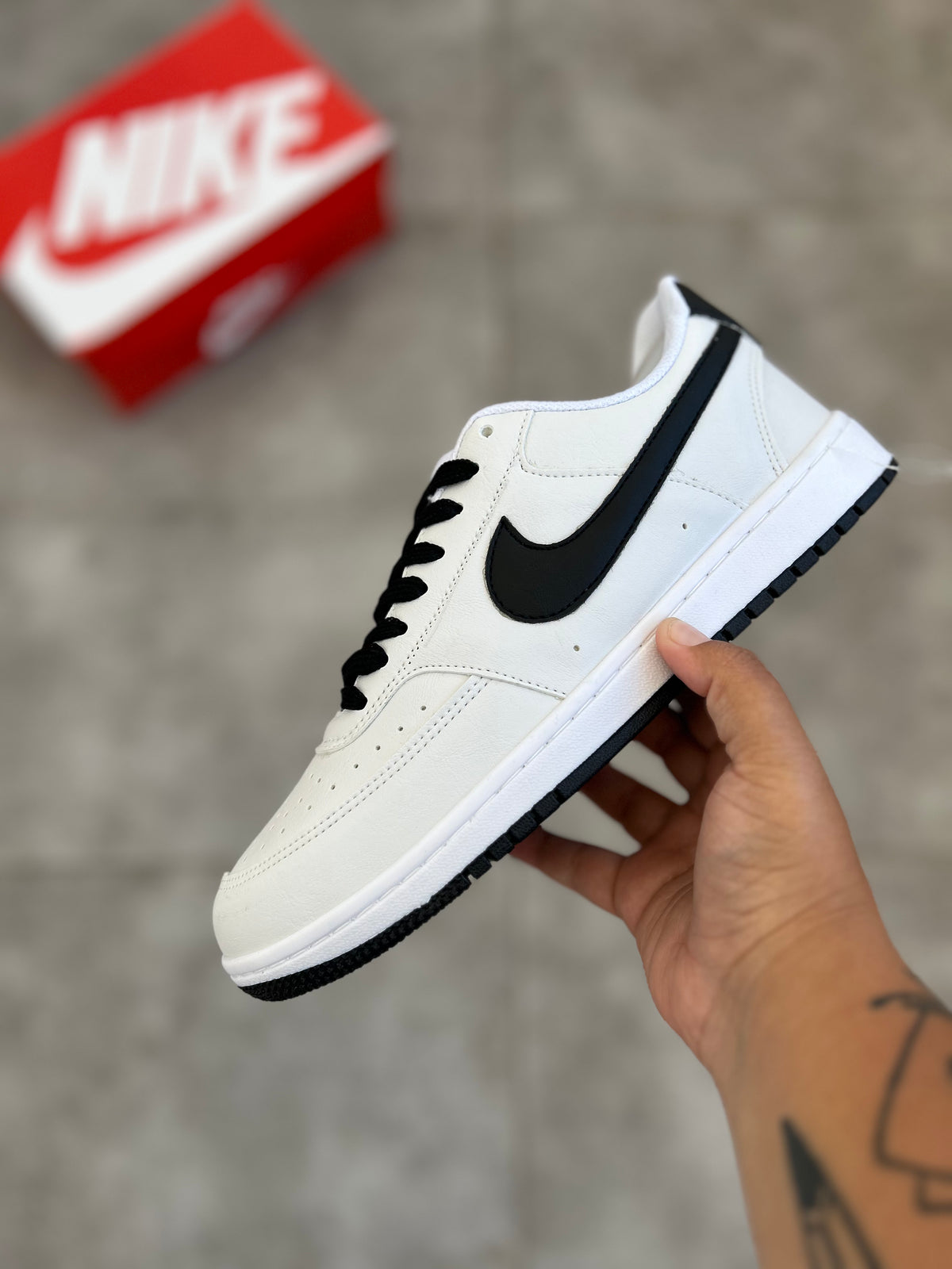 Tênis Nike Air Force 1 Low Branco e Preto Clássico