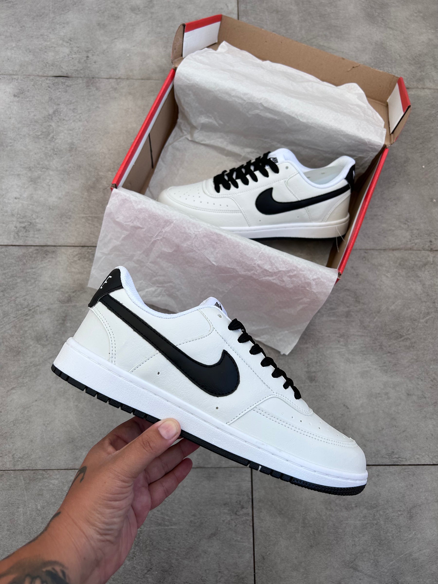 Tênis Nike Air Force 1 Low Branco e Preto Clássico