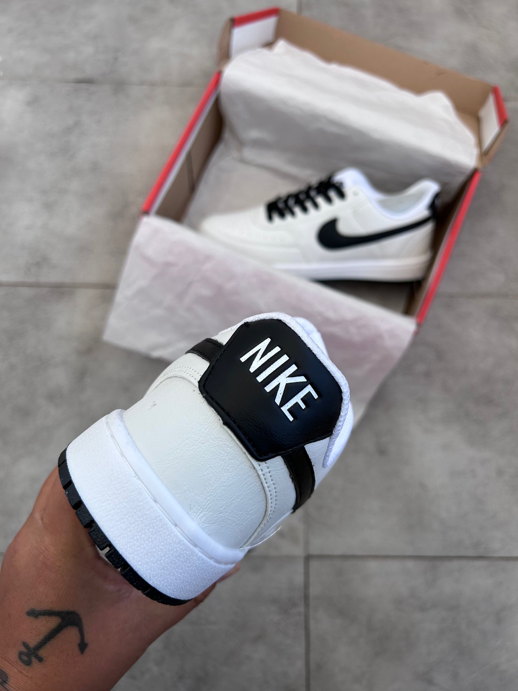 Tênis Nike Air Force 1 Low Branco e Preto Clássico