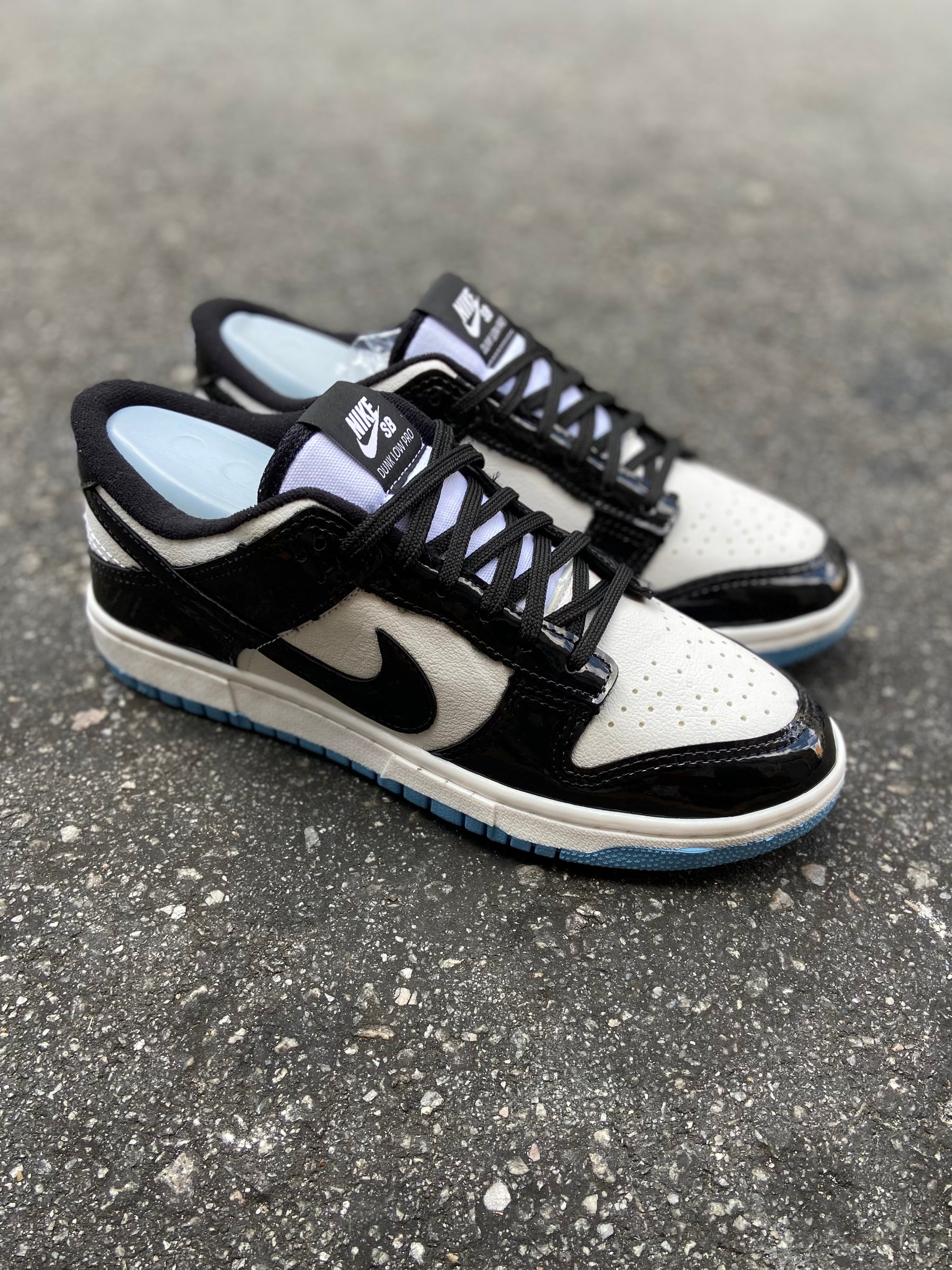Tênis Nike Dunk Low Preto e Branco Verniz Sola Azul Bebê