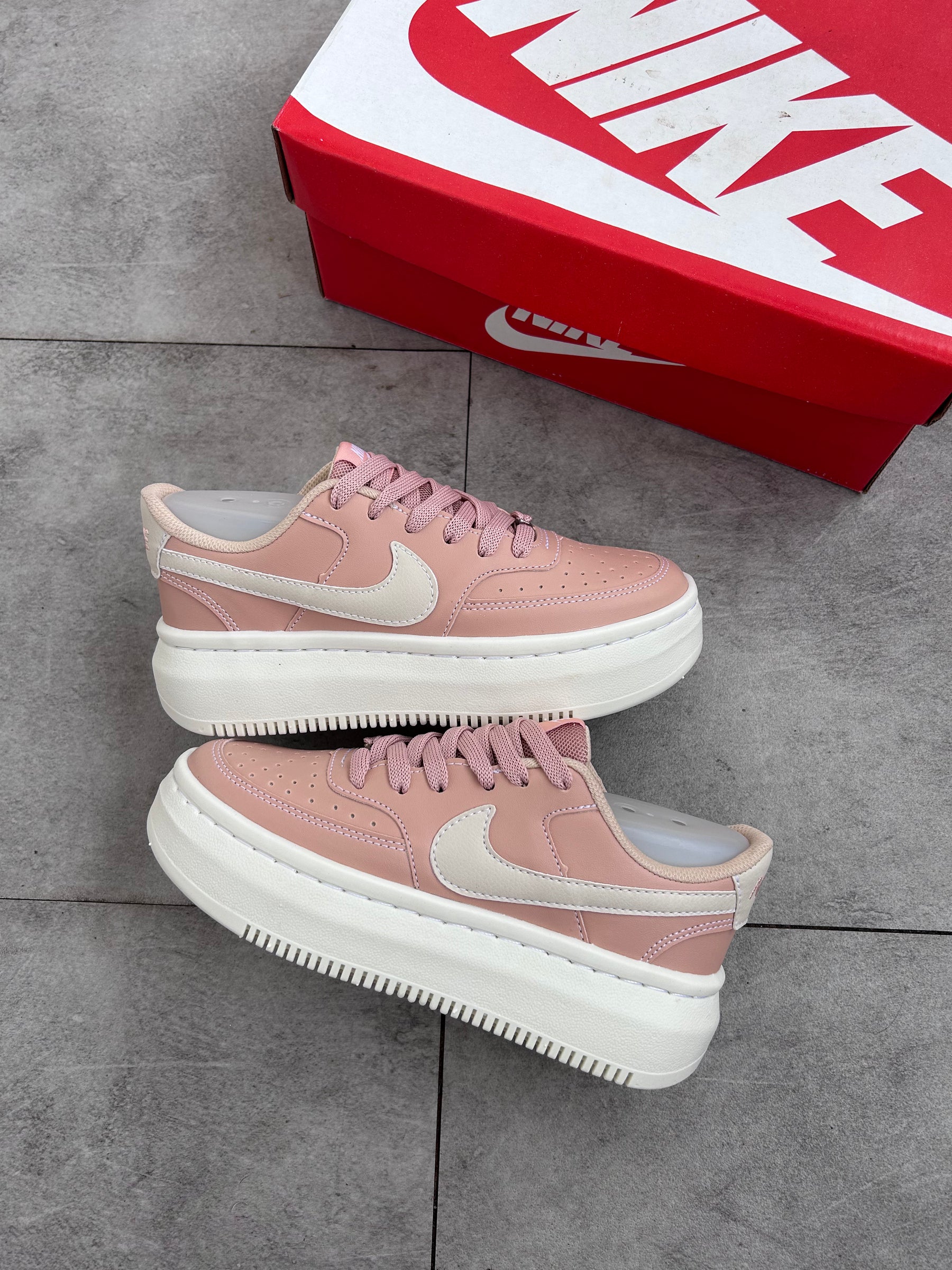Tênis Nike Plataforma Feminino | Air Force Style Rosê/Nude Texturizado