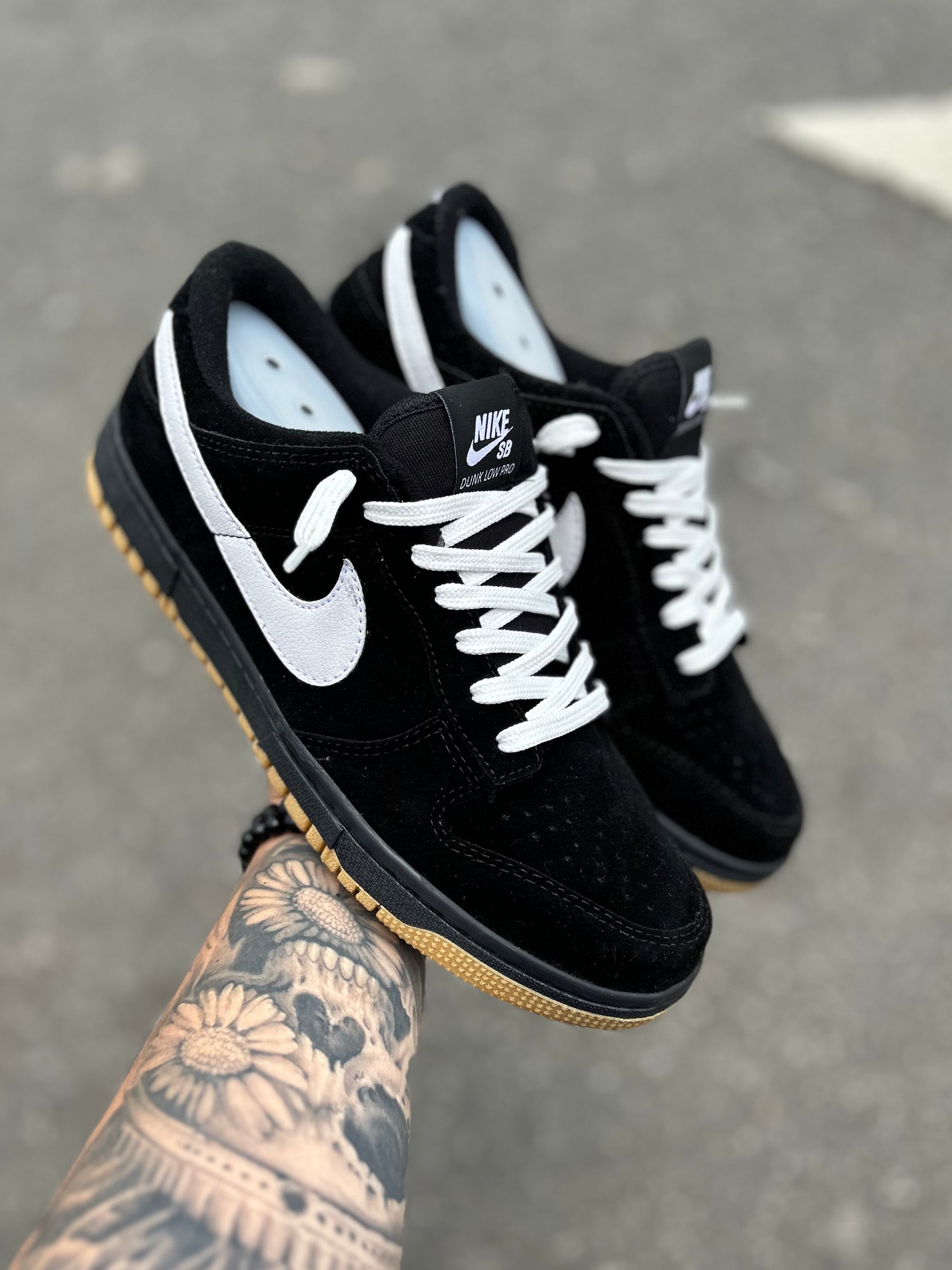 Tênis Nike SB Dunk Low Preto com Swoosh Branco e Solado Caramelo