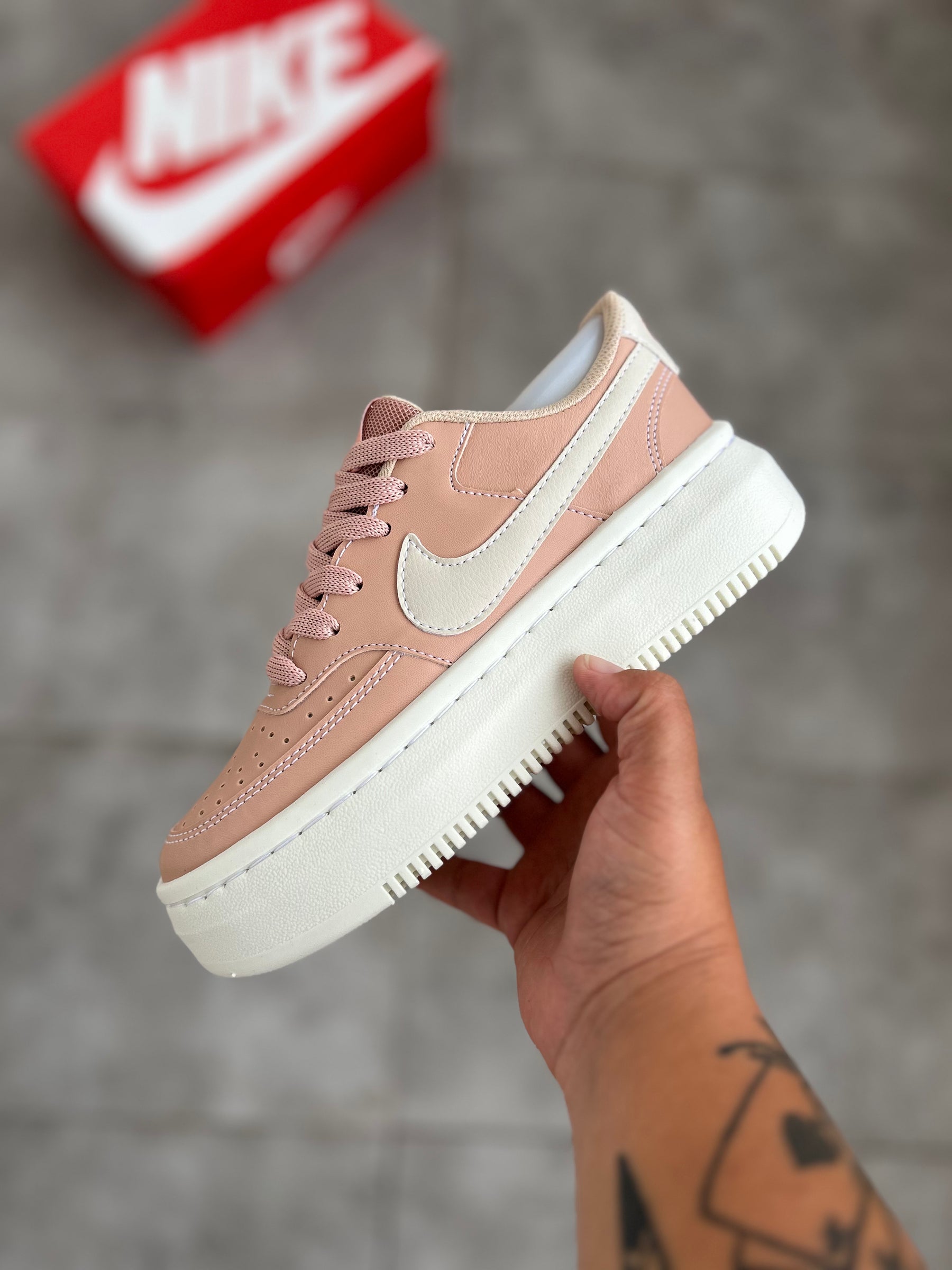 Tênis Nike Plataforma Feminino | Air Force Style Rosê/Nude Texturizado