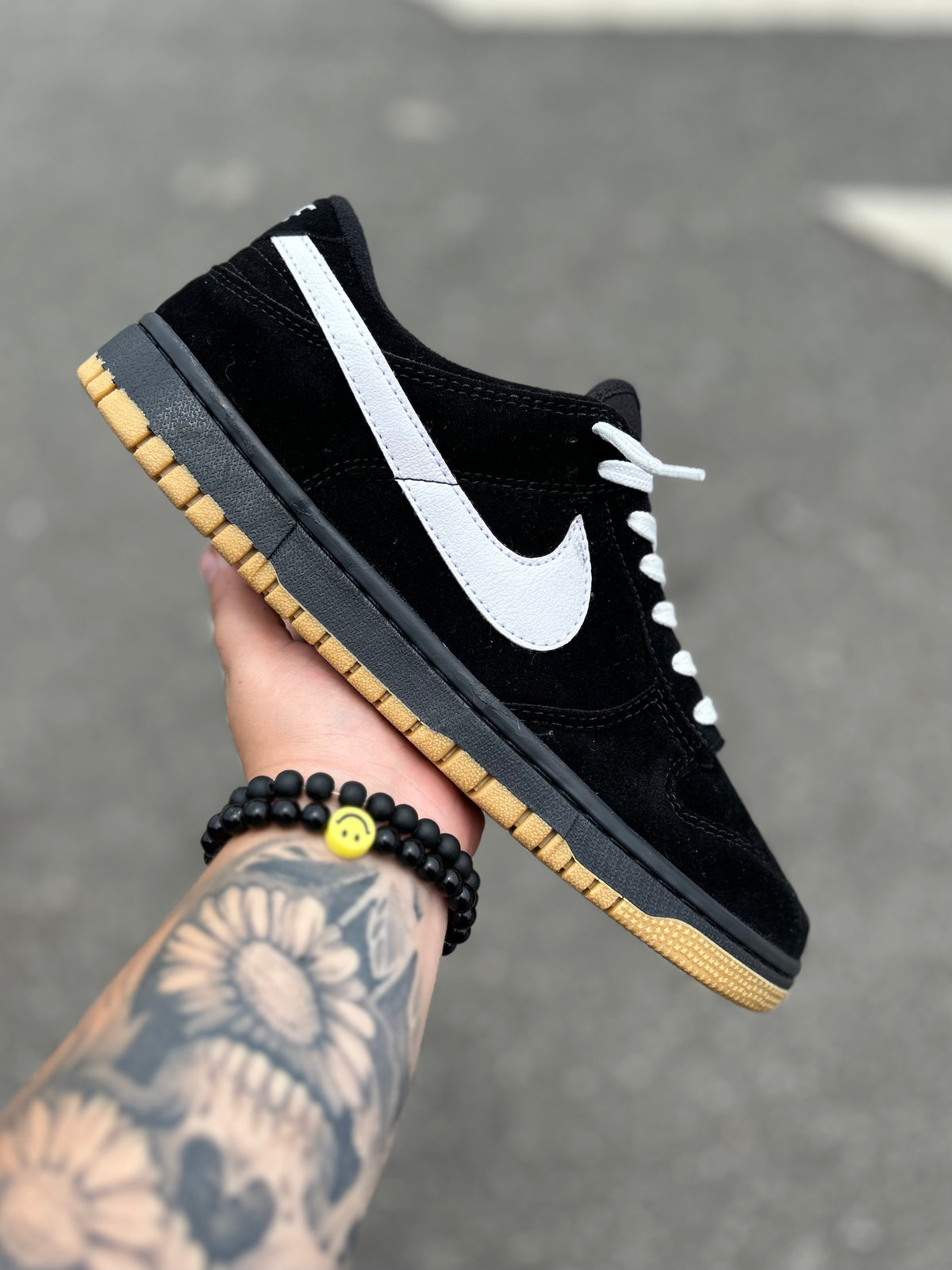 Tênis Nike SB Dunk Low Preto com Swoosh Branco e Solado Caramelo