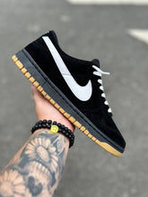 Tênis Nike SB Dunk Low Preto com Swoosh Branco e Solado Caramelo