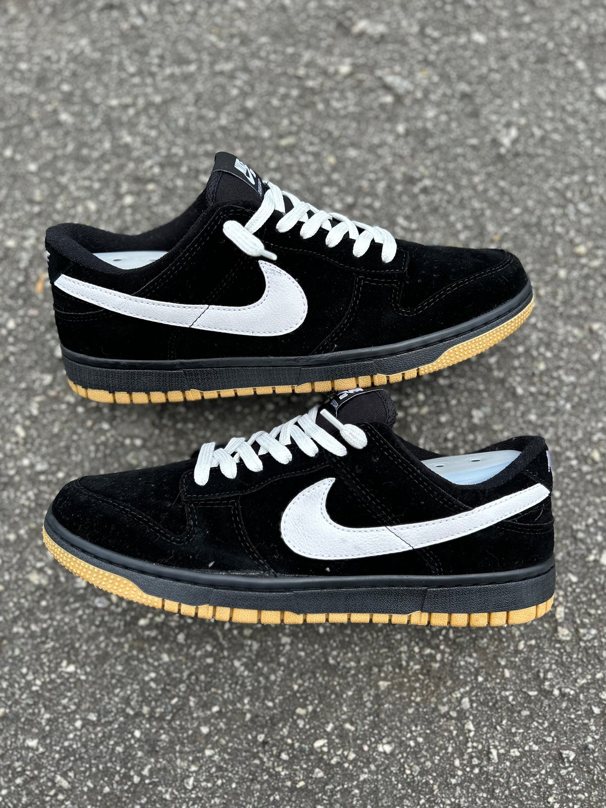 Tênis Nike SB Dunk Low Preto com Swoosh Branco e Solado Caramelo