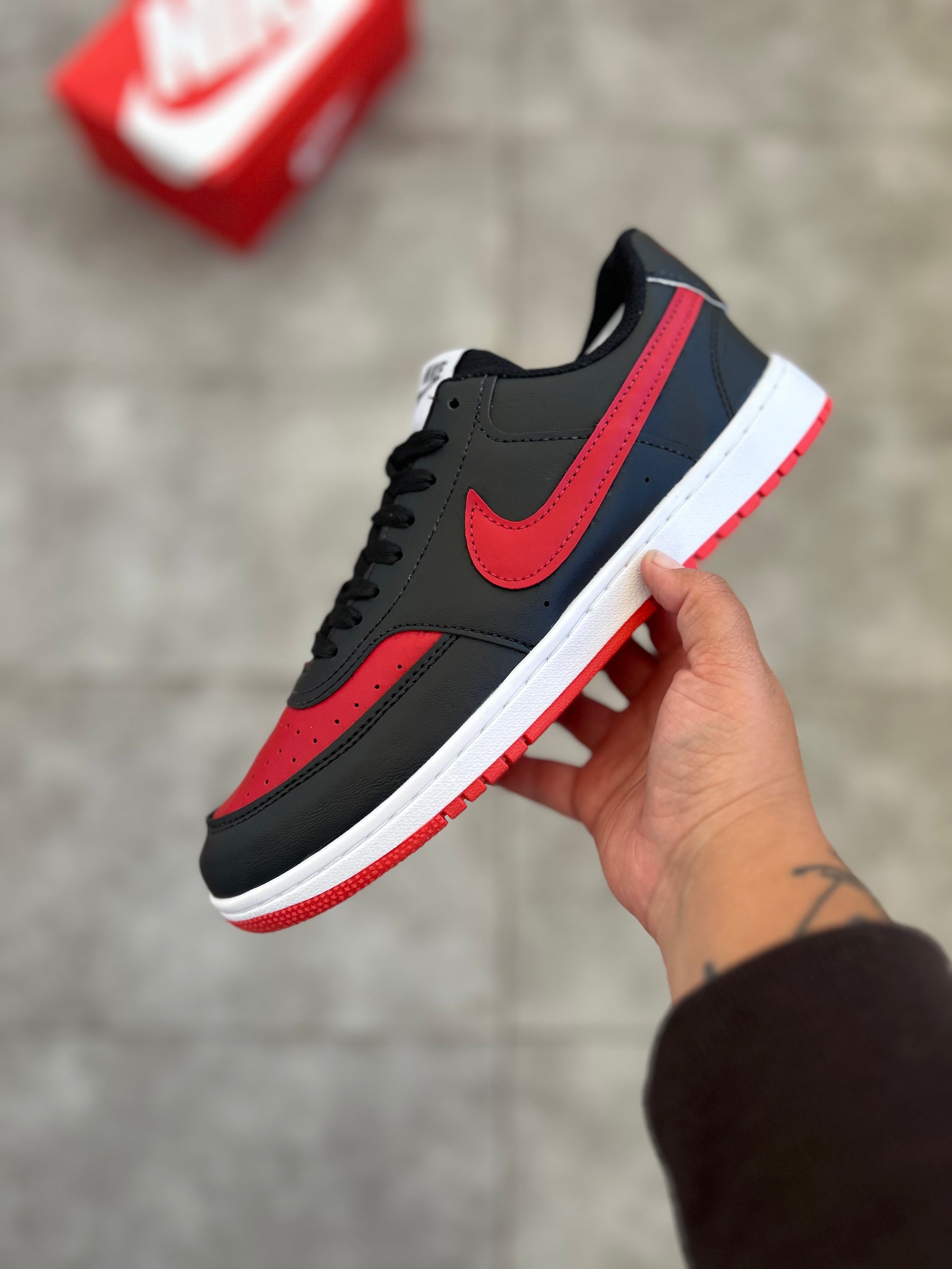 Tênis Casual Nike Court Vision Preto e Vermelho Retrô