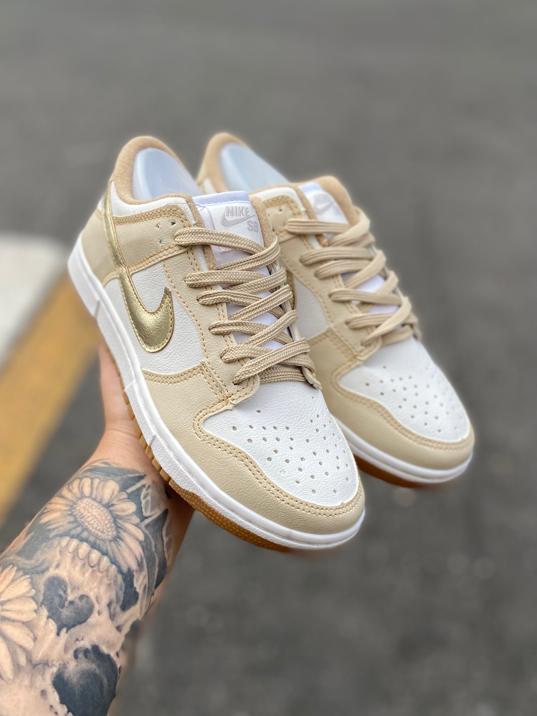 Tênis Nike Dunk Low Bege Claro Off-White Solado Gum Camurça
