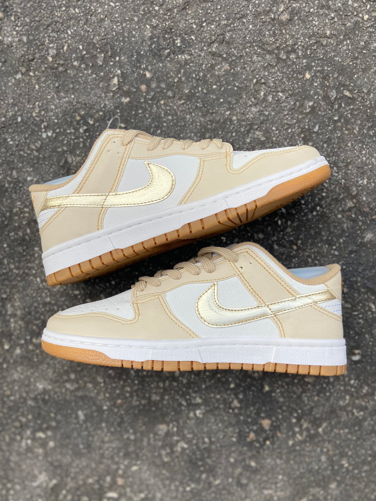 Tênis Nike Dunk Low Bege Claro Off-White Solado Gum Camurça