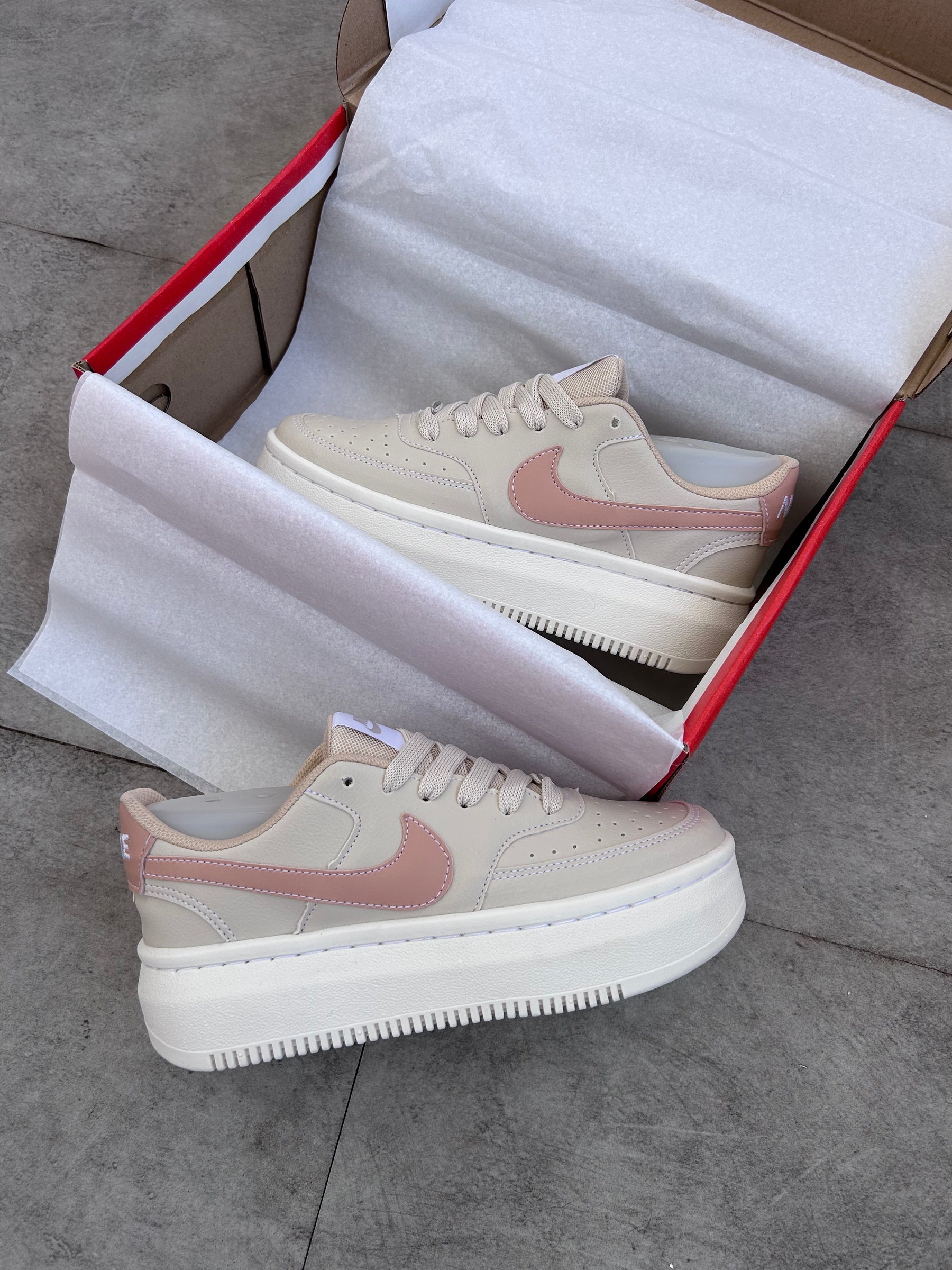 Tênis Nike Plataforma Feminino Bege/Off-White | Detalhe Rosê
