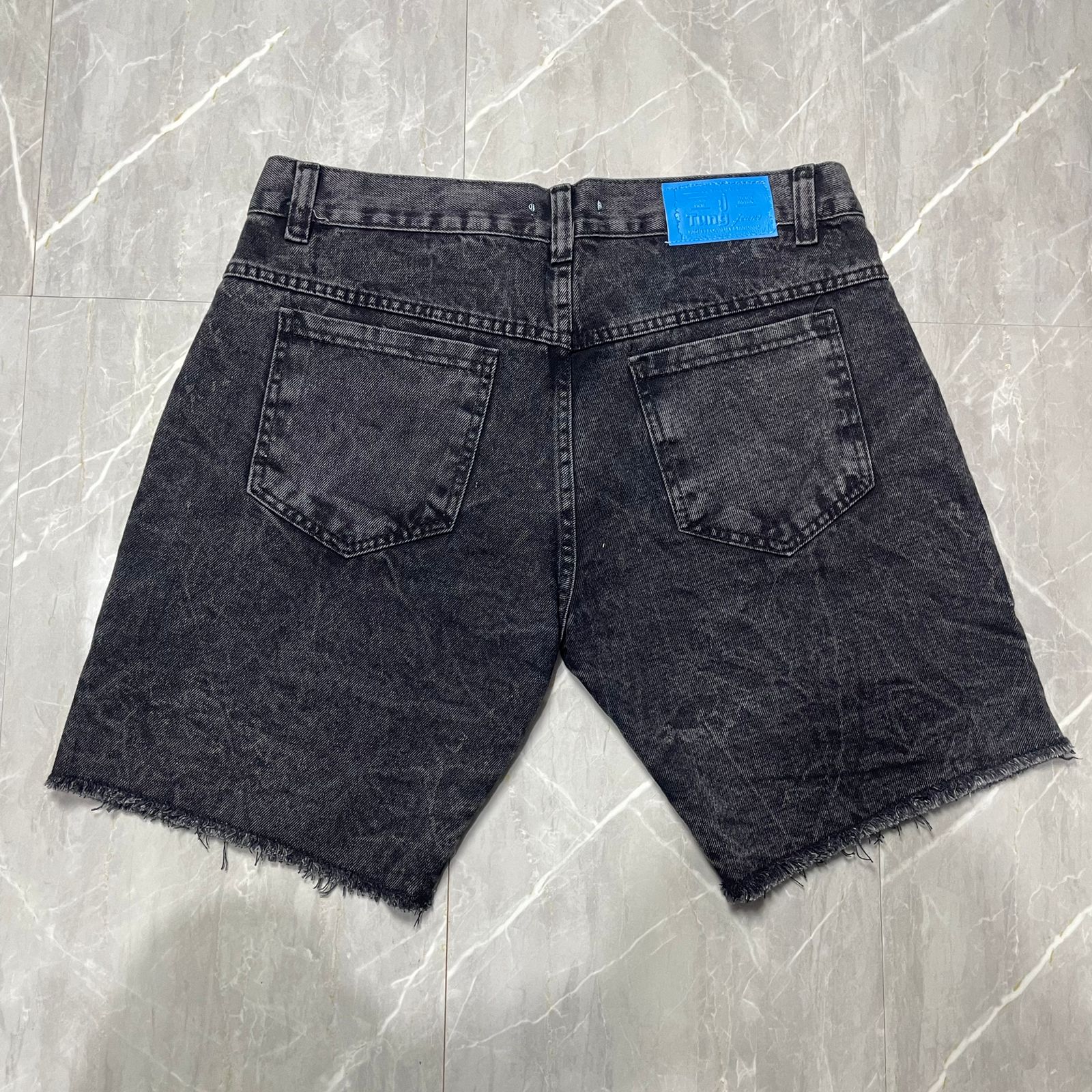 Bermuda Jeans Rasgado Tung Cinza Botão Azul