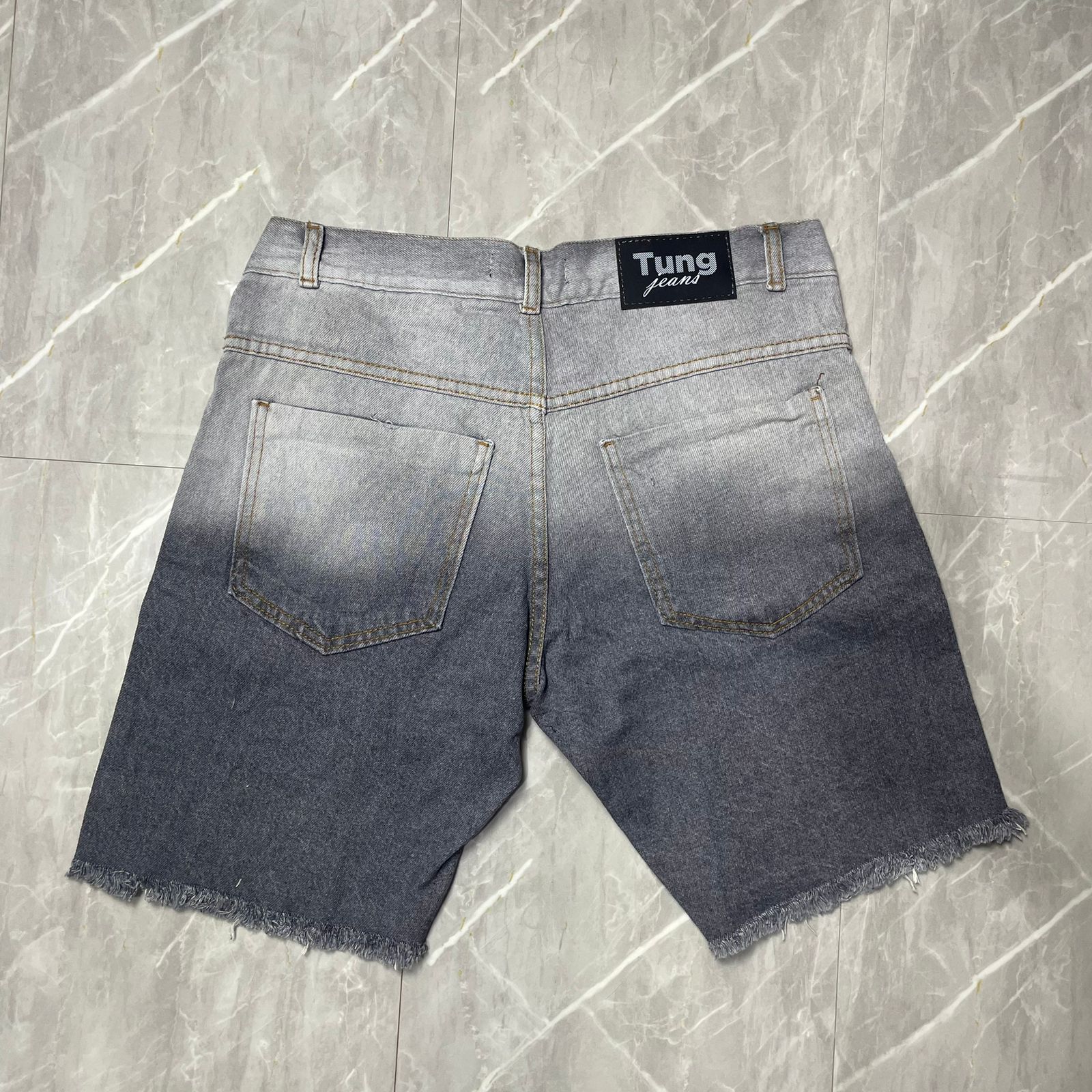 Bermuda Jeans Rasgado Tung Degradê Cinza