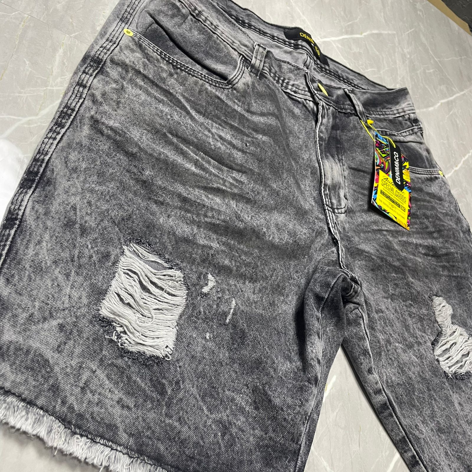 Bermuda Jeans Rasgado Denim&Co Cinza Botão Amarelo