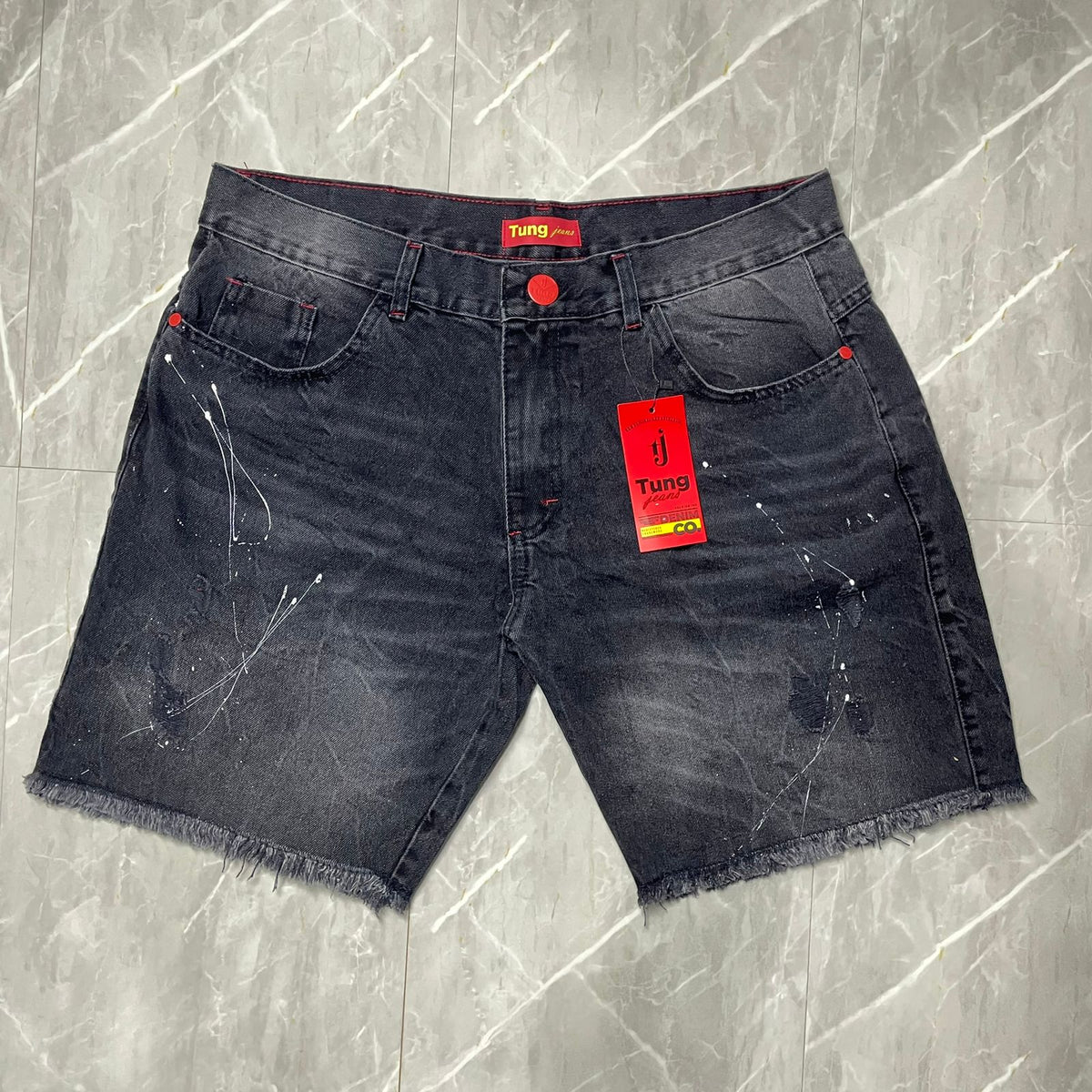 Bermuda Jeans Rasgado com Tinta Tung Botão Vermelho