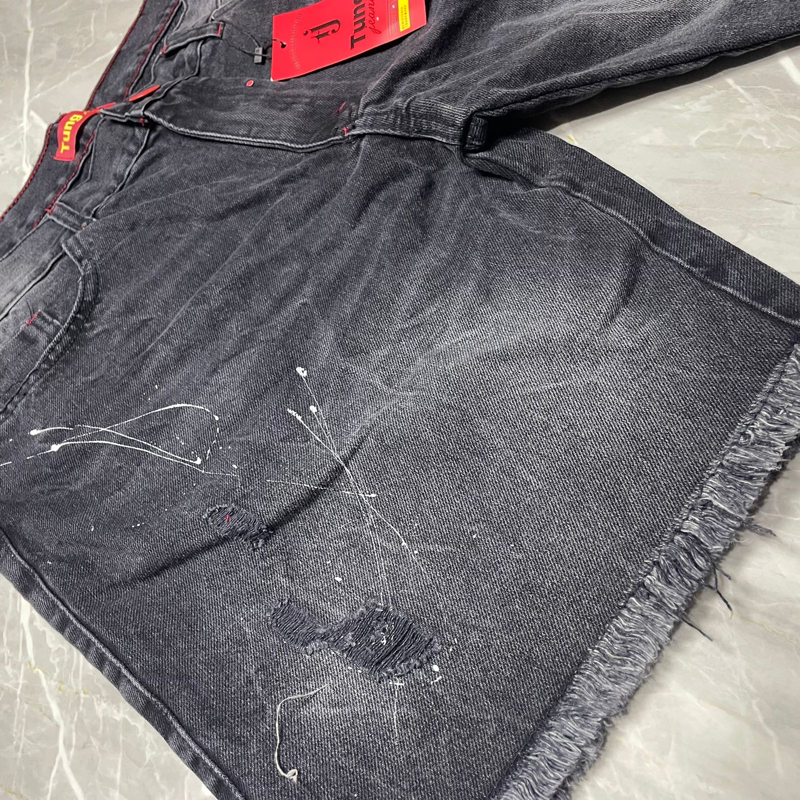 Bermuda Jeans Rasgado com Tinta Tung Botão Vermelho