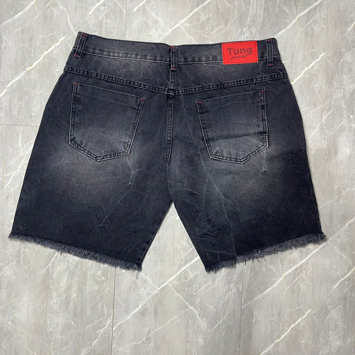 Bermuda Jeans Rasgado com Tinta Tung Botão Vermelho
