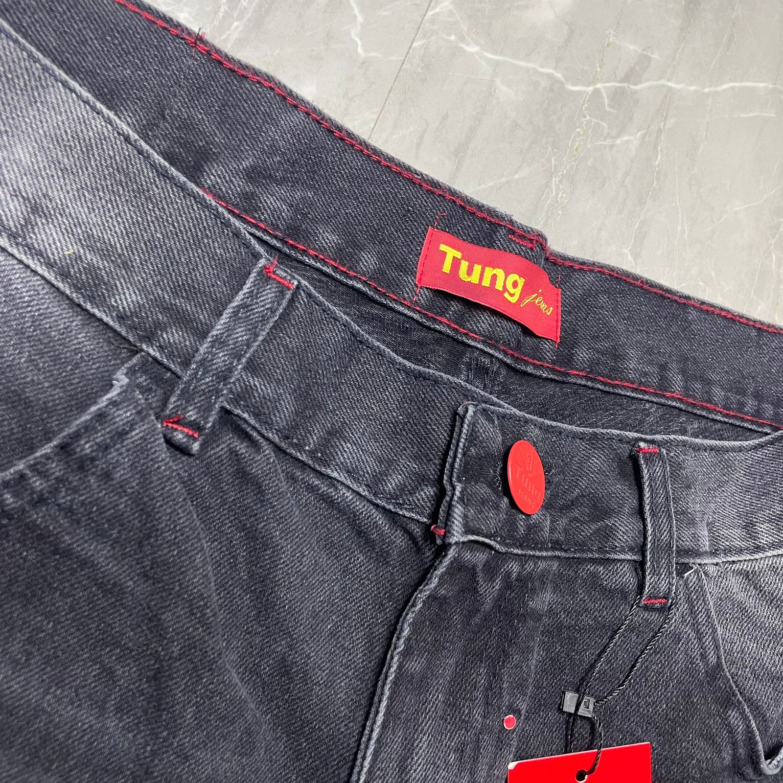 Bermuda Jeans Rasgado com Tinta Tung Botão Vermelho