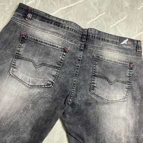 Calça Jeans Jogador XM Cinza Escuro Botão Vermelho