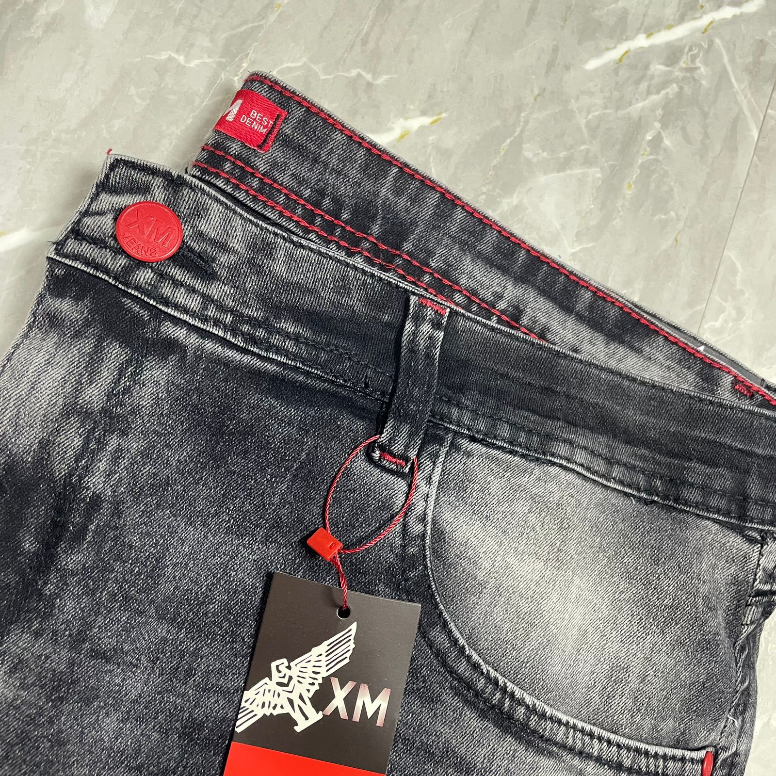 Calça Jeans Jogador XM Cinza Escuro Botão Vermelho