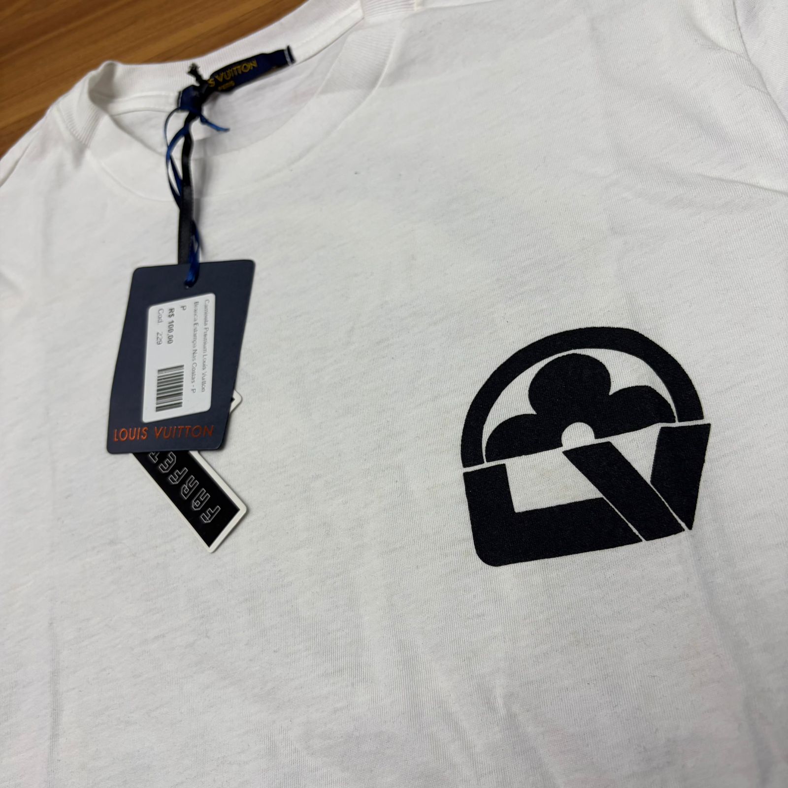 Camiseta Premium Louis Vuitton Branca Estampa Nas Costas