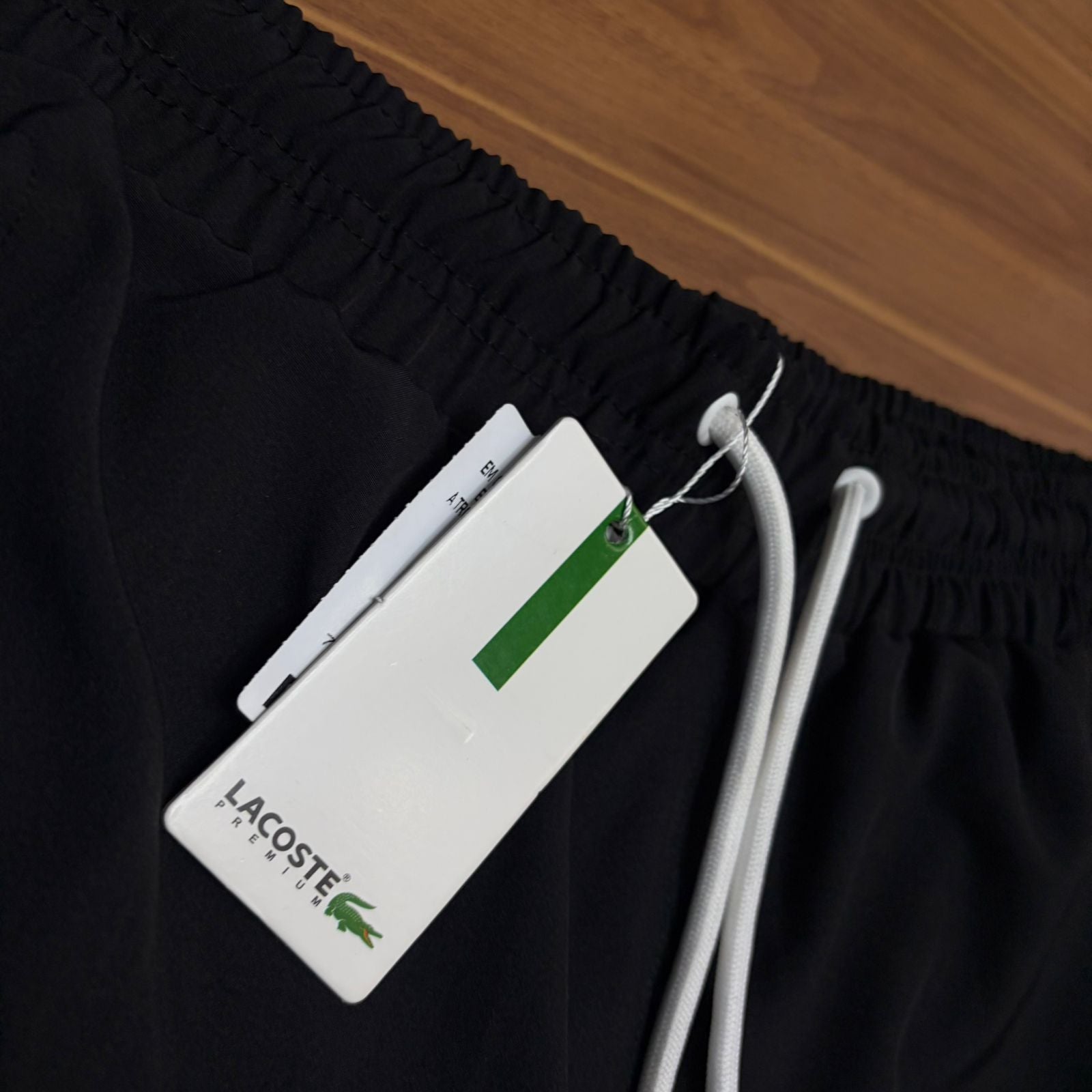 Shorts Grife Lacoste Preto com Listra Lateral Branca