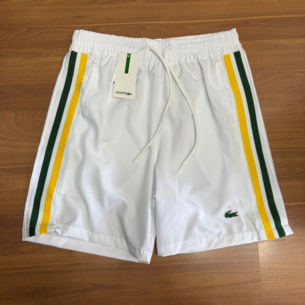 Shorts Grife Lacoste Branco com Listra Lateral Verde/Amarelo