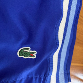 Shorts Grife Lacoste Azul com Listra Lateral Branca/Azul Claro
