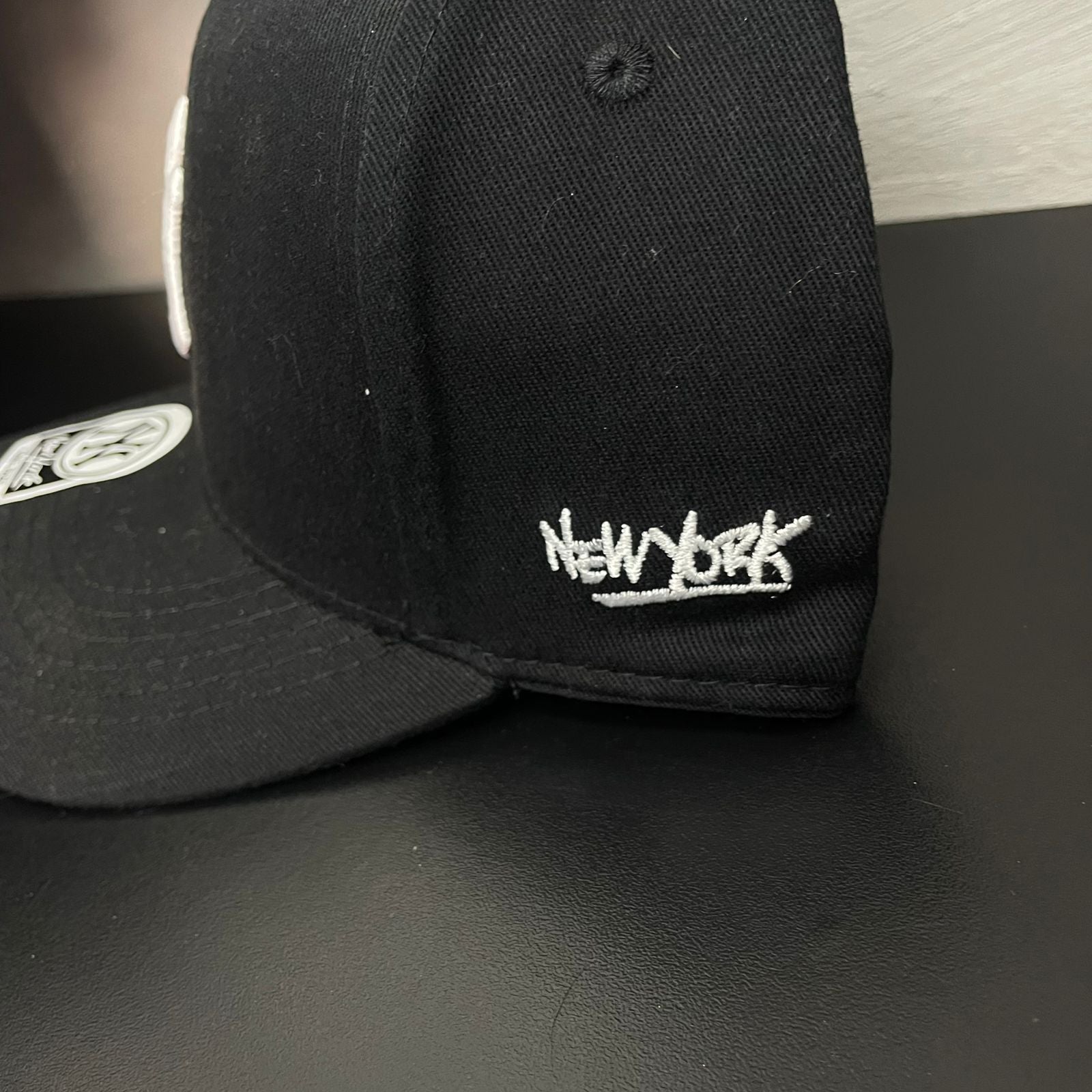 Boné New Era NY Preto com Branco