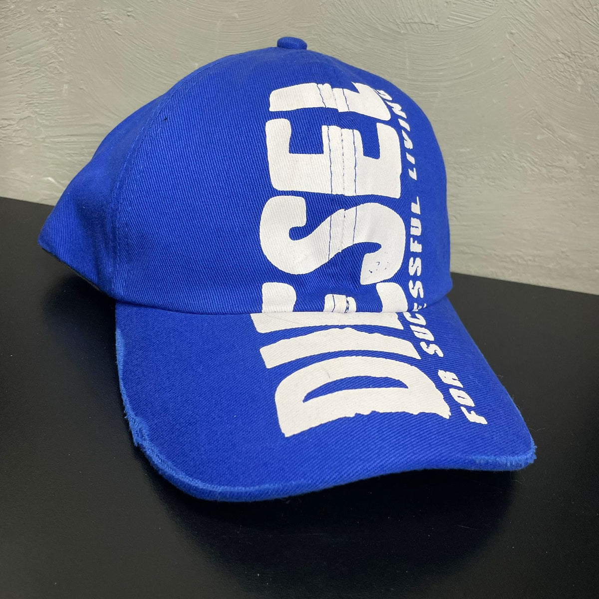 Boné Diesel Letreiro Vertical Azul