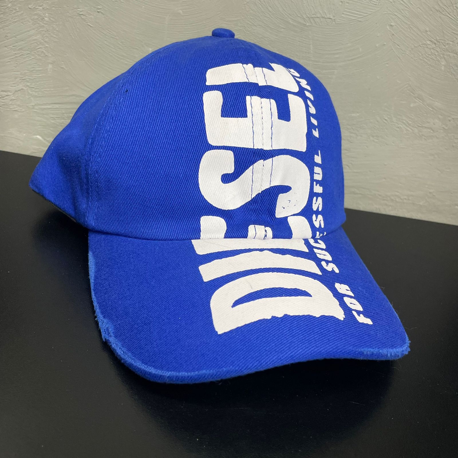 Boné Diesel Letreiro Vertical Azul