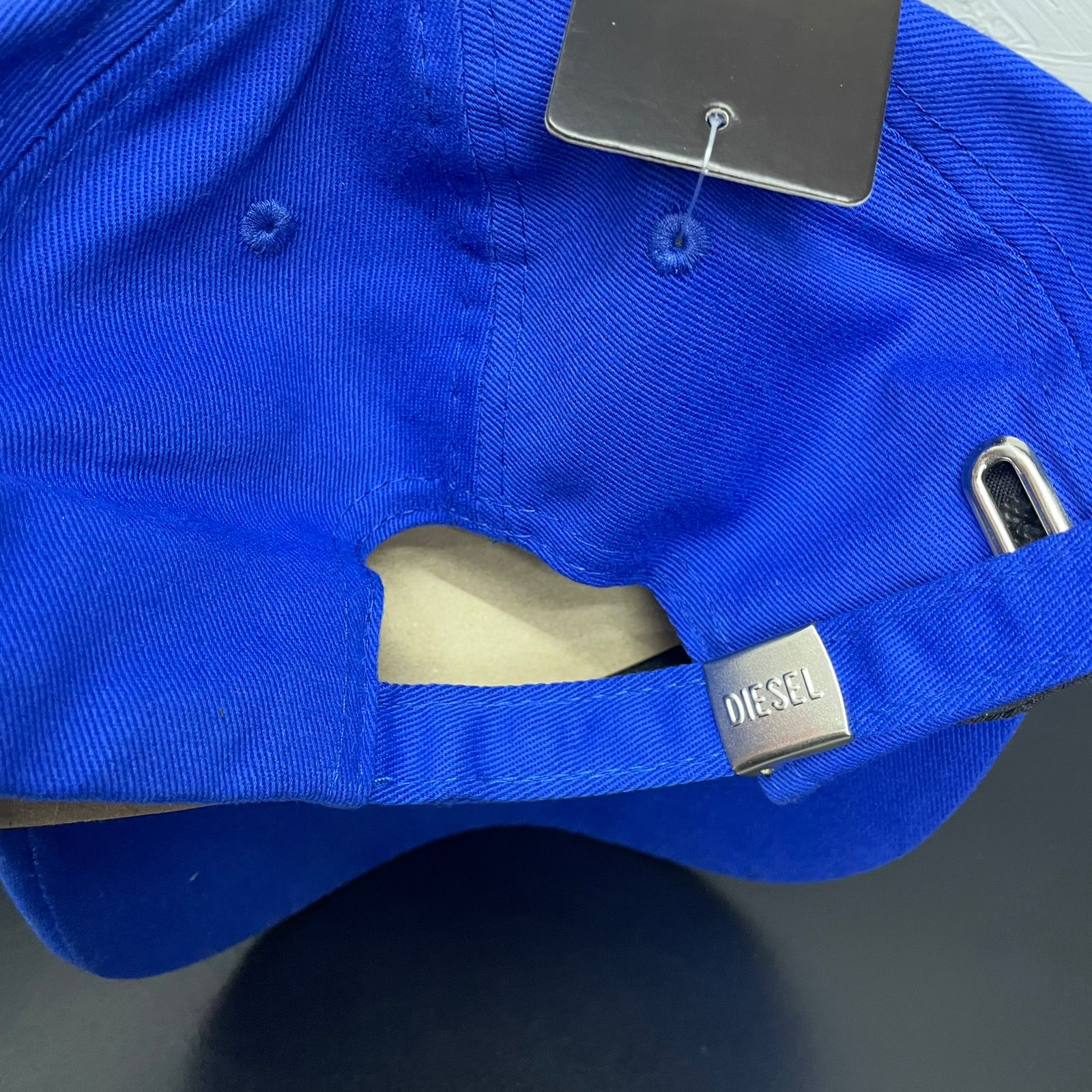 Boné Diesel Letreiro Vertical Azul
