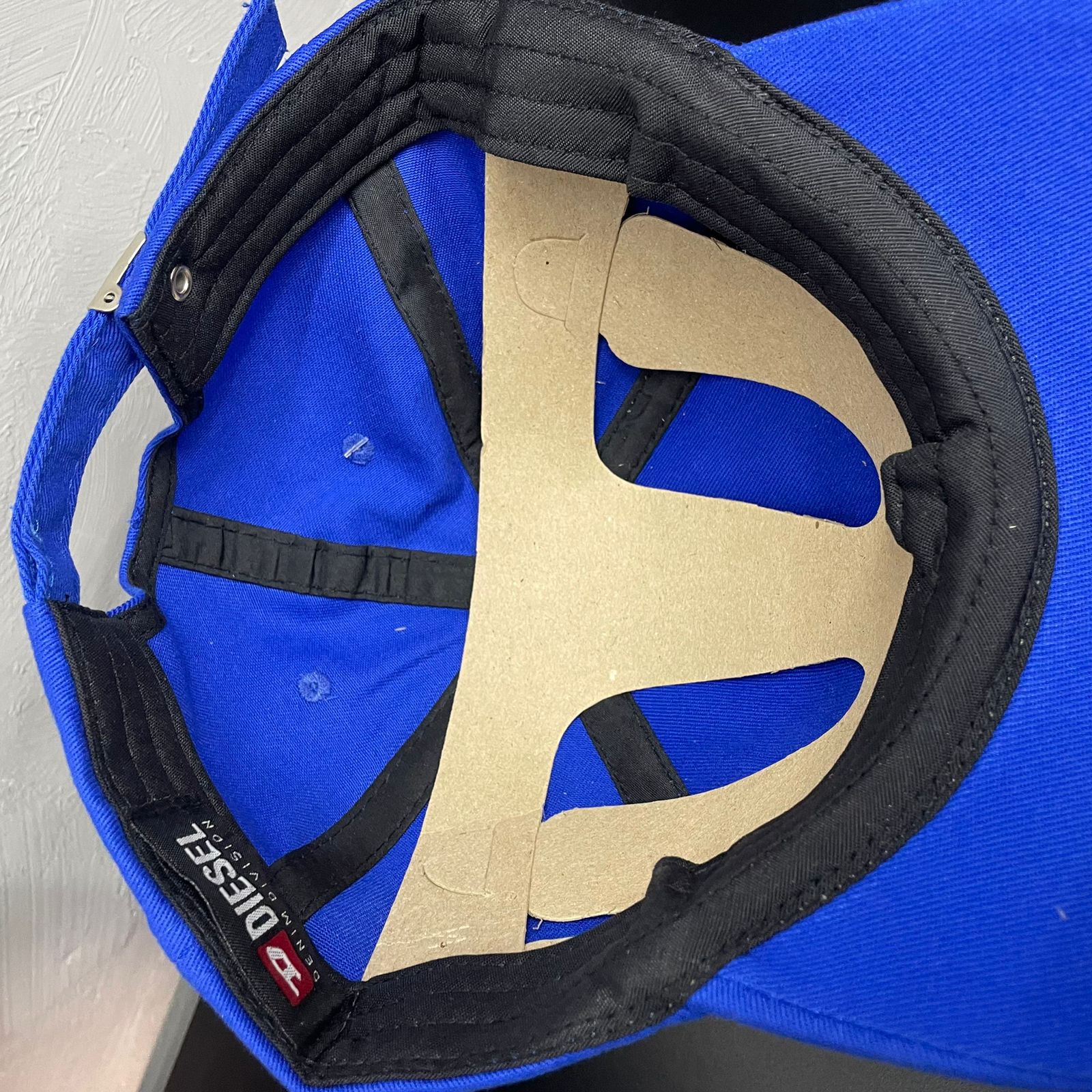 Boné Diesel Letreiro Vertical Azul