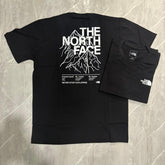 Camiseta Grife The North Face Preta com Estampa Traseira de Montanhas Brancas