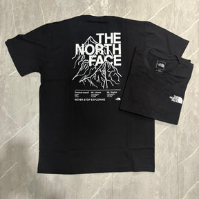 Camiseta Grife The North Face Preta com Estampa Traseira de Montanhas Brancas