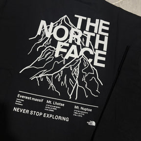 Camiseta Grife The North Face Preta com Estampa Traseira de Montanhas Brancas
