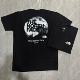 Camiseta Grife The North Face Preta Edição Seul com Estampa Lunar Branca