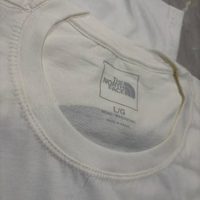 Camiseta Grife The North Face Branca Edição Seul com Estampa Noturna