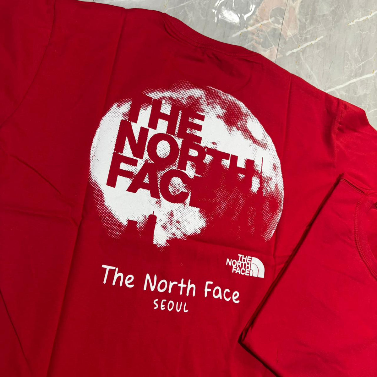 Camiseta Grife The North Face Vermelha Edição Seul com Estampa Lunar