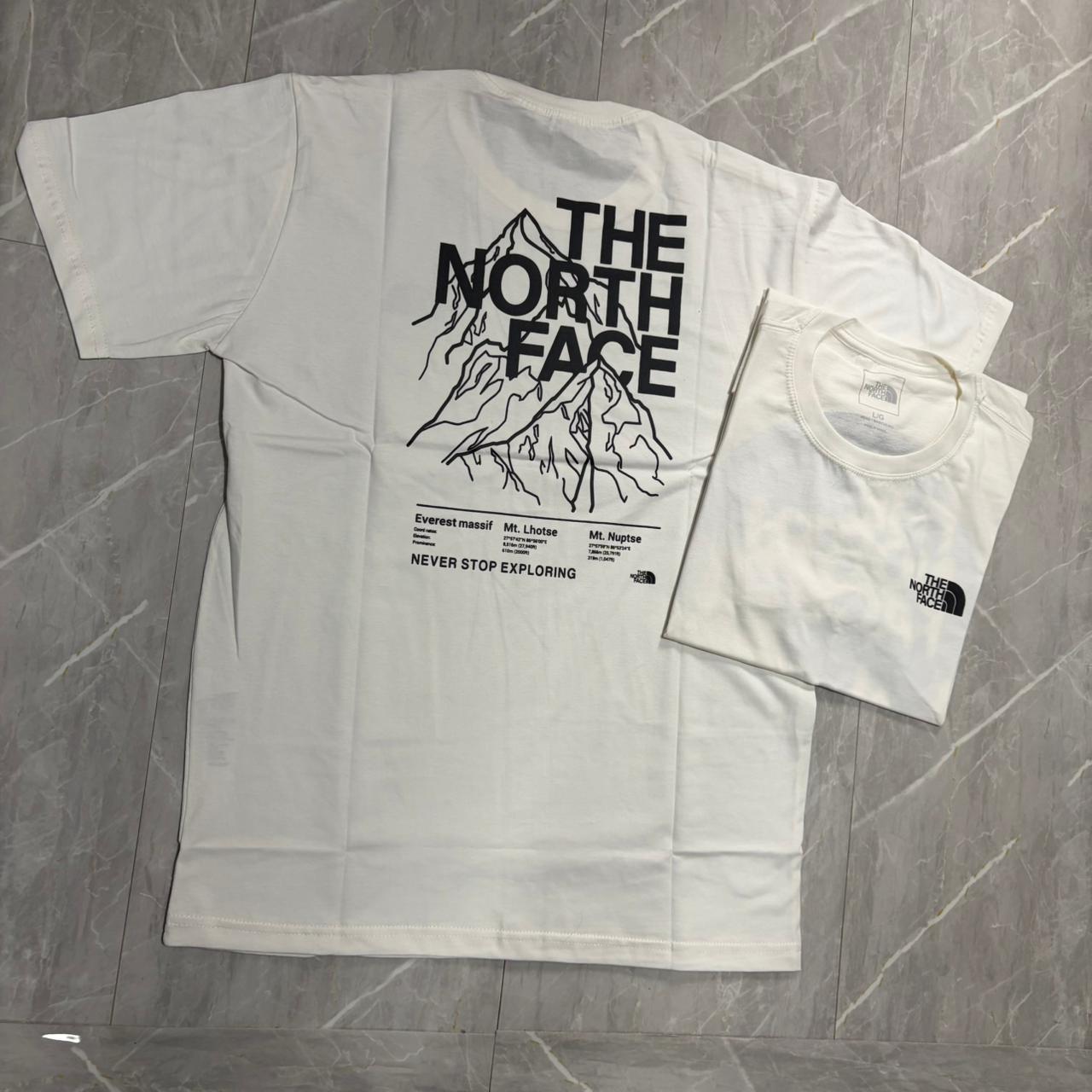Camiseta Grife The North Face Branca com Estampa Traseira de Montanhas