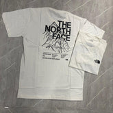 Camiseta Grife The North Face Branca com Estampa Traseira de Montanhas