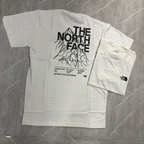 Camiseta Grife The North Face Branca com Estampa Traseira de Montanhas