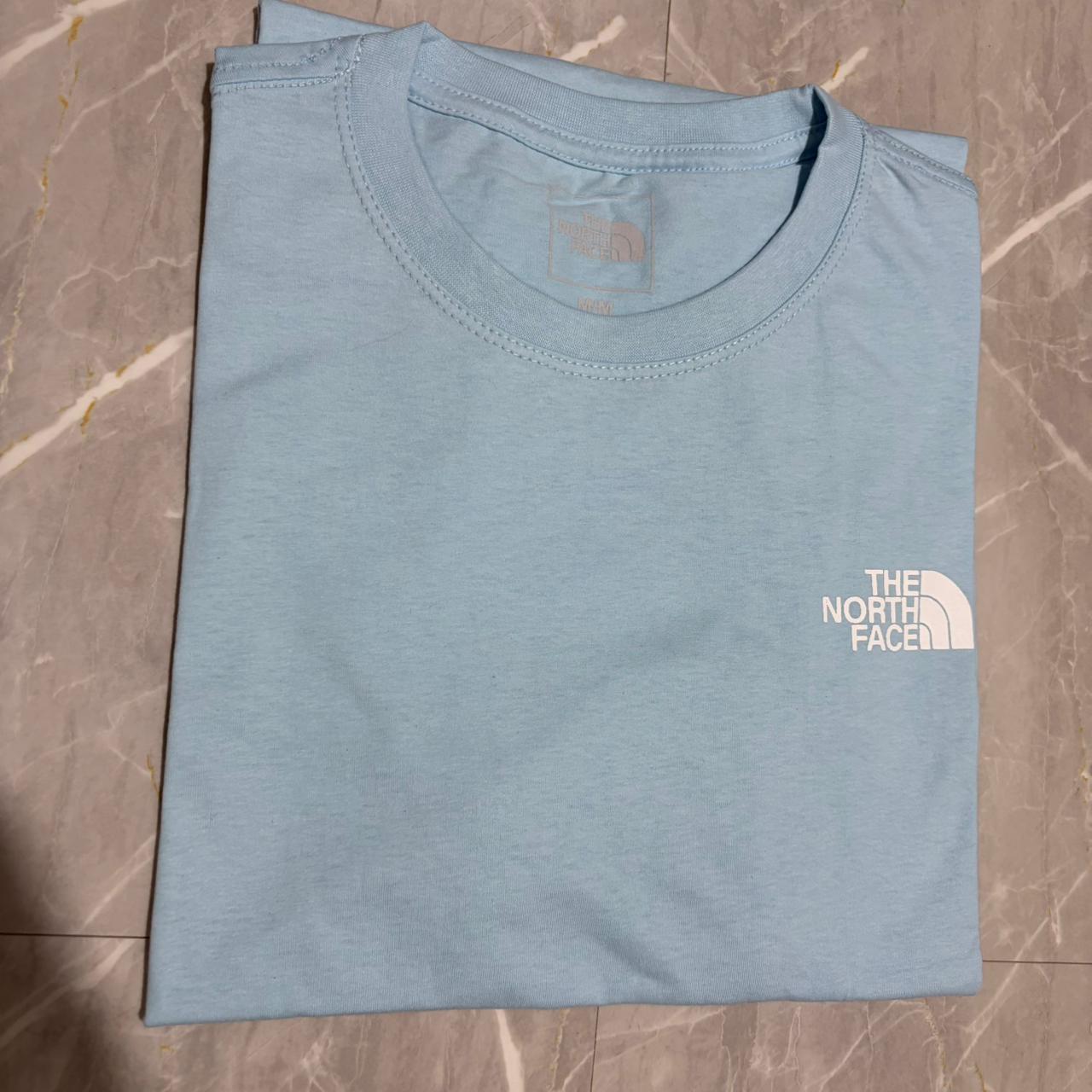 Camiseta Grife The North Face Azul Claro com Logotipo Box Branco