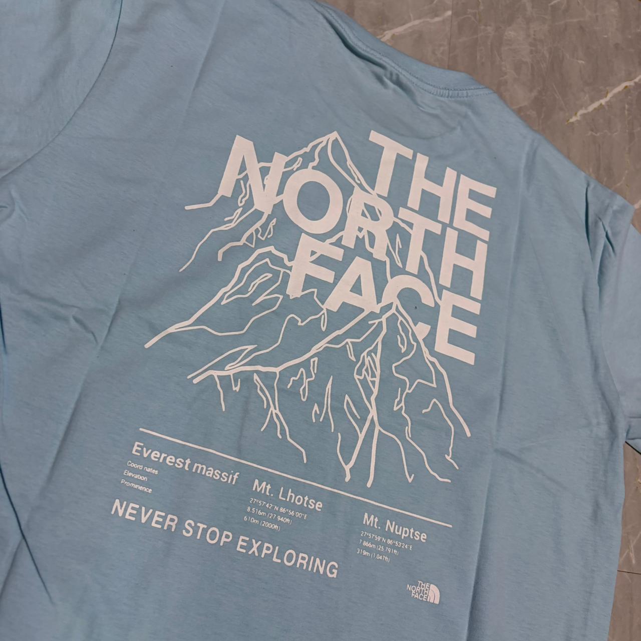 Camiseta Grife The North Face Azul Claro com Logotipo Box Branco