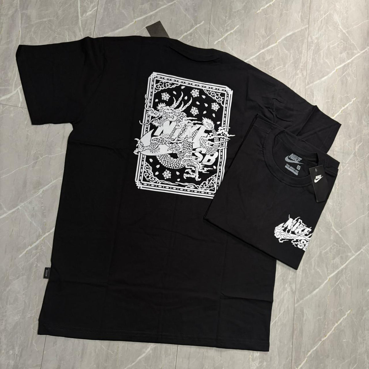 Camiseta Grife NIKE Preta com Logotipo Estilizado Branco