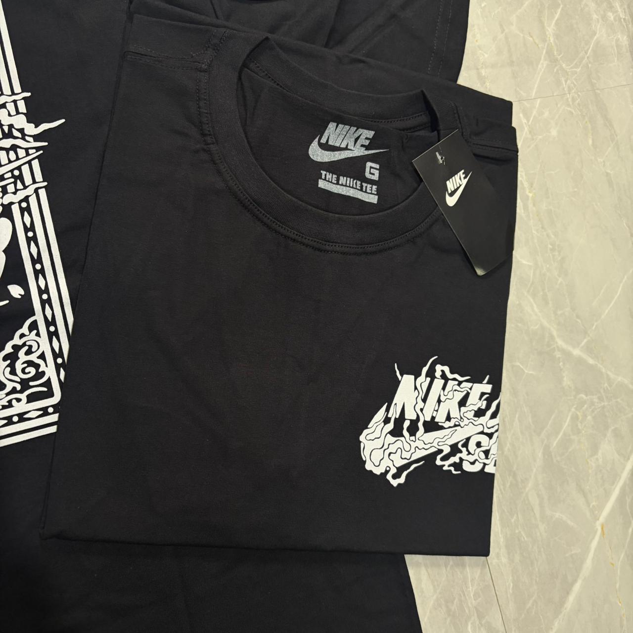 Camiseta Grife NIKE Preta com Logotipo Estilizado Branco
