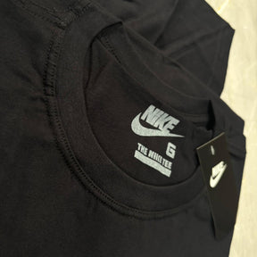 Camiseta Grife NIKE Preta com Logotipo Estilizado Branco