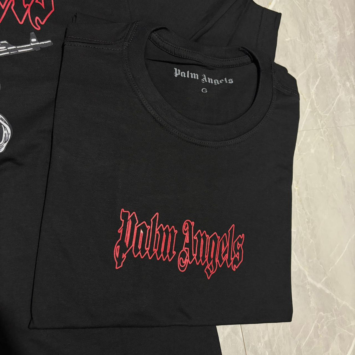 Camiseta Grife Palm Angels Preta com Estampa de Anjo e Logo Gótico